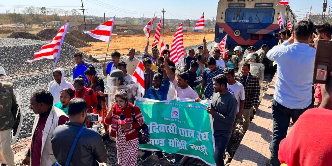 theindntribal's tweet photo. Tribals vs Jains: Rail &amp; road traffic was affected in several parts in east India as Adivasi Sengel Abhiyan of @SalkhanMurmu led blockade in 5 States to demand full rights to #ParasnathHills in Jharkhand's Giridih, implementation of  #SarnaReligionCode 
https://t.co/Rj9vbNPEp0 https://t.co/GJ2WHYb4Wz