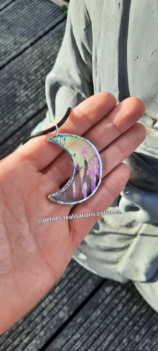 Lady_Comateen's tweet photo. Bonjour ! Je me lance petit à petit dans la fabrication et la vente de produits réalisés en vitrail tiffany ! Si vous êtes intéressés par mon travail, n'hésitez pas à me contacter via mon Facebook dédié 😊✨️ Je propose des colliers, petites décorations ect ✨️ https://t.co/ZzEAh2EMrO