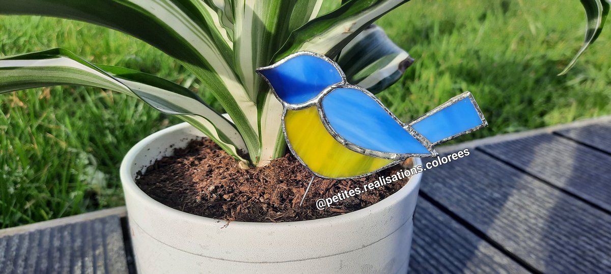 Lady_Comateen's tweet photo. Bonjour ! Je me lance petit à petit dans la fabrication et la vente de produits réalisés en vitrail tiffany ! Si vous êtes intéressés par mon travail, n'hésitez pas à me contacter via mon Facebook dédié 😊✨️ Je propose des colliers, petites décorations ect ✨️ https://t.co/ZzEAh2EMrO