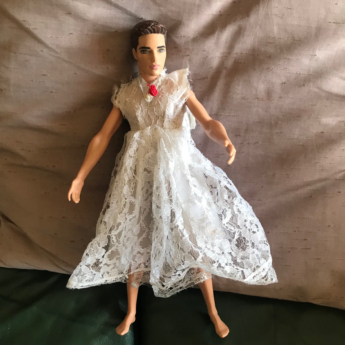 Zootografiando's tweet photo. Os presento a DragKen. Lo he rescatado del olvido. 1€ en el mercadillo. Barbie vuelve a estar soltera #Ken #barbie&Ken #Barbie #dragken #savethedolls #salvandomuñecos #mercadillo #jumblesale #mercadodepulgas #freimarkt #alalimayallimon #barbiesoltera https://t.co/rrvc5Acv9P
