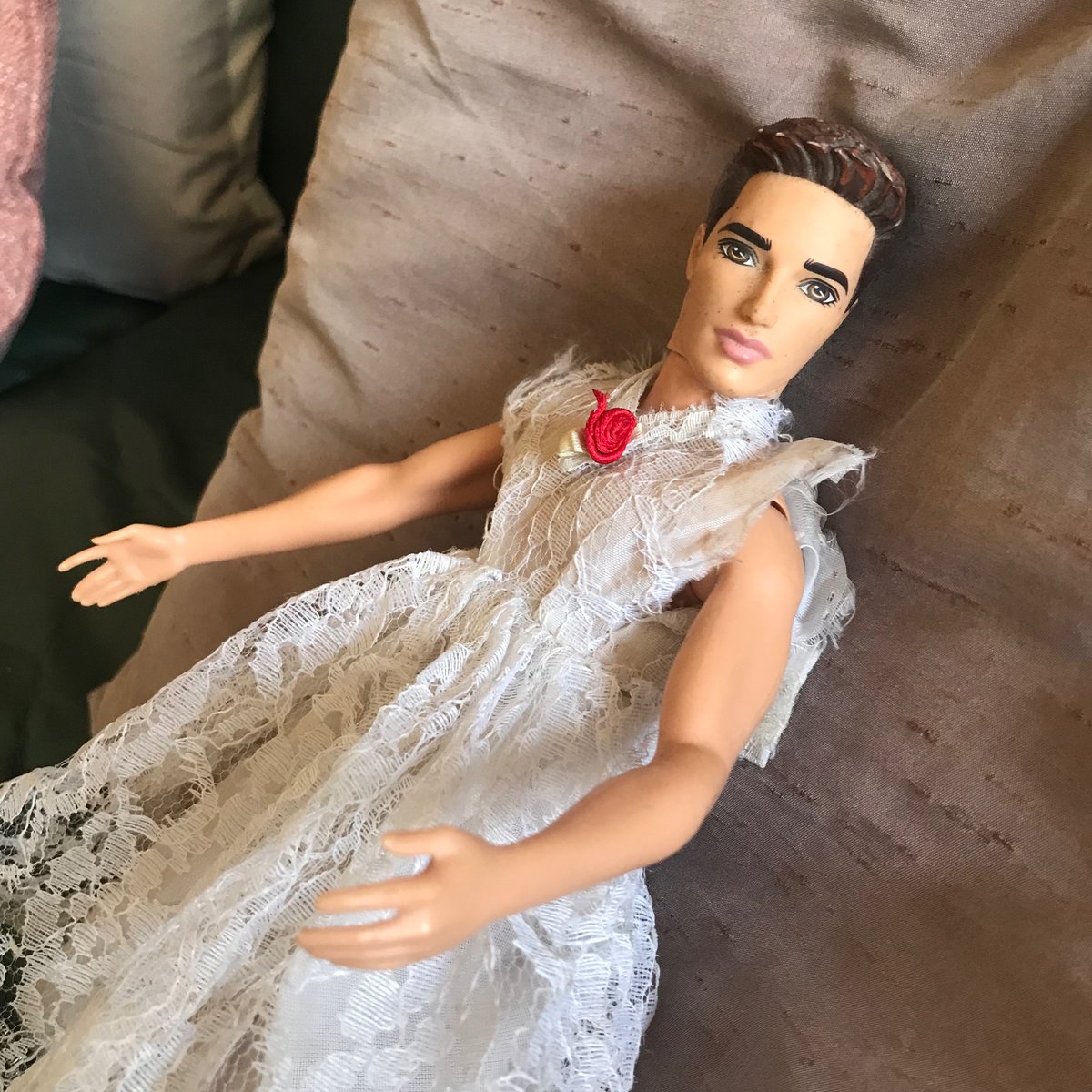 Zootografiando's tweet photo. Os presento a DragKen. Lo he rescatado del olvido. 1€ en el mercadillo. Barbie vuelve a estar soltera #Ken #barbie&Ken #Barbie #dragken #savethedolls #salvandomuñecos #mercadillo #jumblesale #mercadodepulgas #freimarkt #alalimayallimon #barbiesoltera https://t.co/rrvc5Acv9P