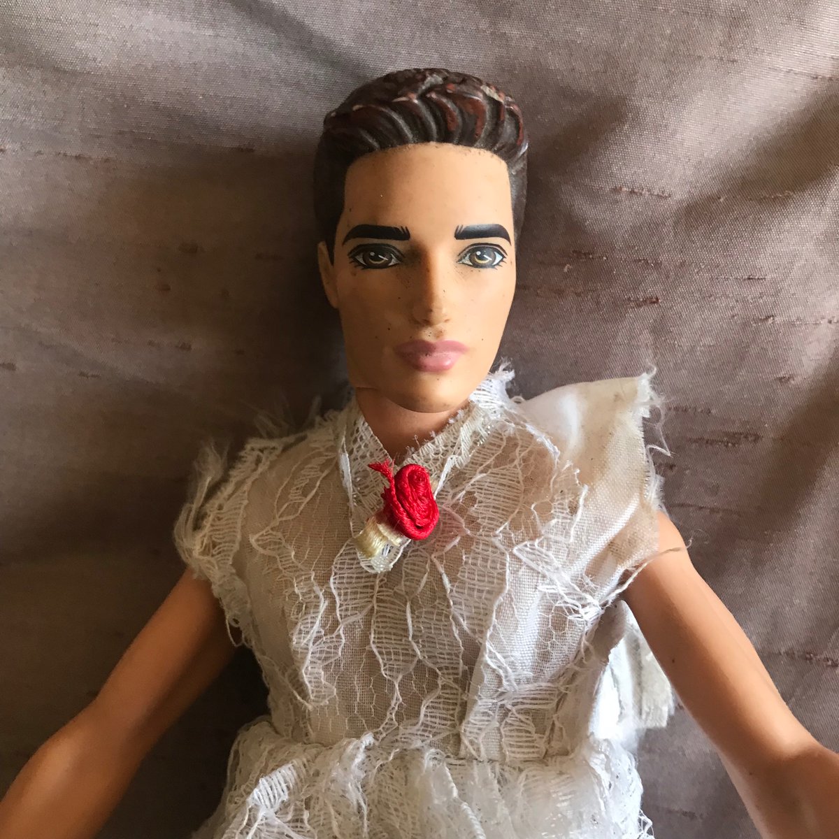 Zootografiando's tweet photo. Os presento a DragKen. Lo he rescatado del olvido. 1€ en el mercadillo. Barbie vuelve a estar soltera #Ken #barbie&Ken #Barbie #dragken #savethedolls #salvandomuñecos #mercadillo #jumblesale #mercadodepulgas #freimarkt #alalimayallimon #barbiesoltera https://t.co/rrvc5Acv9P