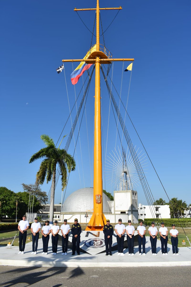 ENAPCARTAGENA's tweet photo. En el marco del #BicentenarioNaval recibimos en nuestras instalaciones a un grupo de #Aspirantes a Oficiales de la @RESERVANAVAL  de la #Guajira, tierra de nuestro máximo héroe naval, el Almirante José Padilla López 
@alcaldiaguajira https://t.co/0o5zeQcNbF