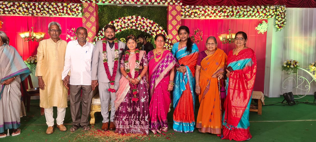 SrilathaChalla's tweet photo. #మిర్యాలగూడ శ్రీనివాసపురం KSA గార్డెన్స్ నందు త్రిపురారం గ్రామానికి చెందిన లెంకల చంద్రశేఖర్ రెడ్డి &amp; సులోచన గార్ల కుమారుడు రాజేష్ రెడ్డి &amp; వినీతల రిసెప్షన్ కు హాజరై నూతన వధూవరులను ఆశీర్వదించిన #నేరేడుచర్ల #BRSParty పట్టణ అధ్యక్షురాలు &amp; మున్సిపల్ వైస్ చైర్పర్సన్ @SrilathareddyC https://t.co/cBc4abrE6S