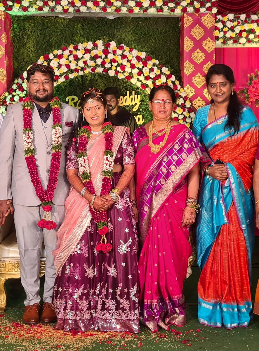 SrilathaChalla's tweet photo. #మిర్యాలగూడ శ్రీనివాసపురం KSA గార్డెన్స్ నందు త్రిపురారం గ్రామానికి చెందిన లెంకల చంద్రశేఖర్ రెడ్డి &amp; సులోచన గార్ల కుమారుడు రాజేష్ రెడ్డి &amp; వినీతల రిసెప్షన్ కు హాజరై నూతన వధూవరులను ఆశీర్వదించిన #నేరేడుచర్ల #BRSParty పట్టణ అధ్యక్షురాలు &amp; మున్సిపల్ వైస్ చైర్పర్సన్ @SrilathareddyC https://t.co/cBc4abrE6S