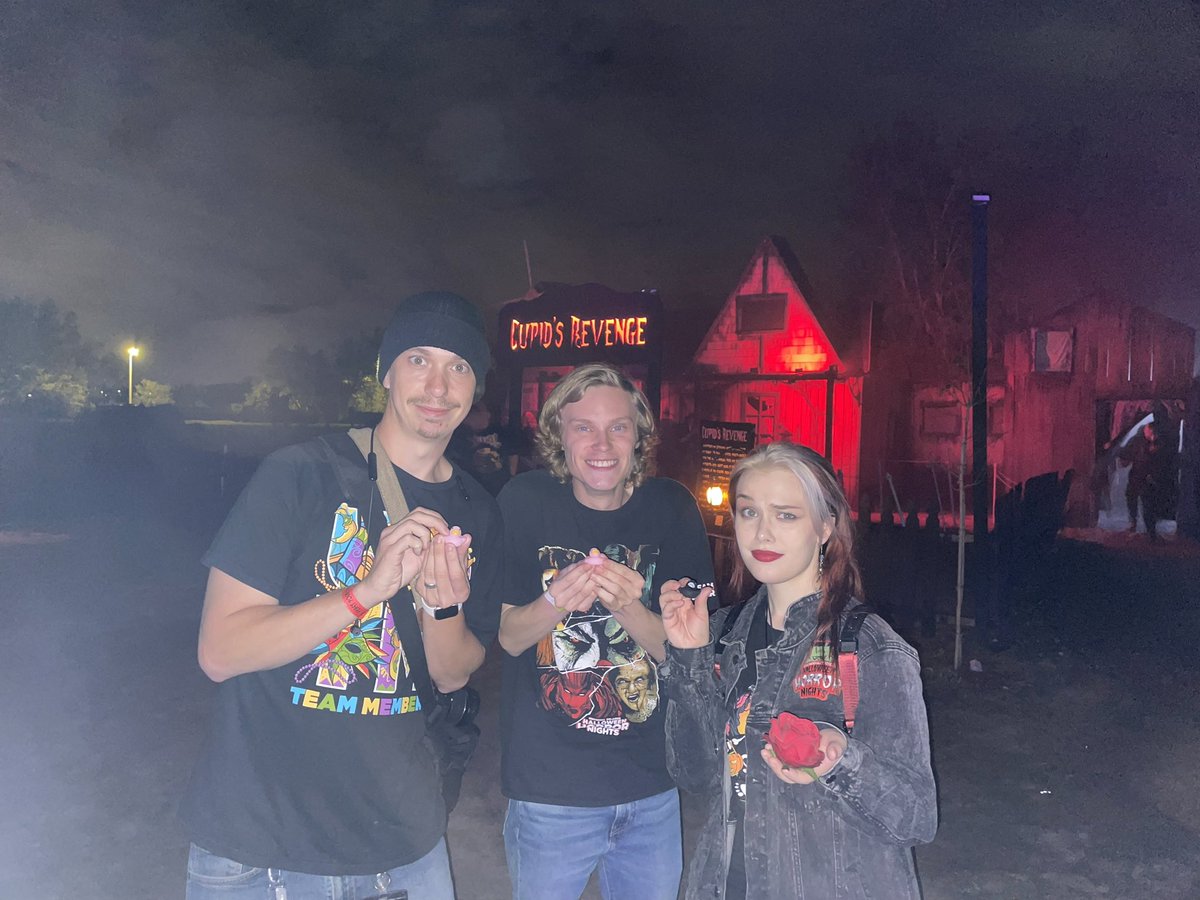 OrlandoMike1995's tweet photo. Ran into tons of people last night at @sirhenryhaunt!! And I couldn’t ask for a better circle of horror loving fiends… I mean friends!! @TakeAChanceCos @JPAdventurer @Freaks_HHN @hauntscene @hauntscene_mel @TampaJay_ @TylerHaunts @EthanHershaft @HHN365 @beetlejess https://t.co/gC3fFDrZ8Y