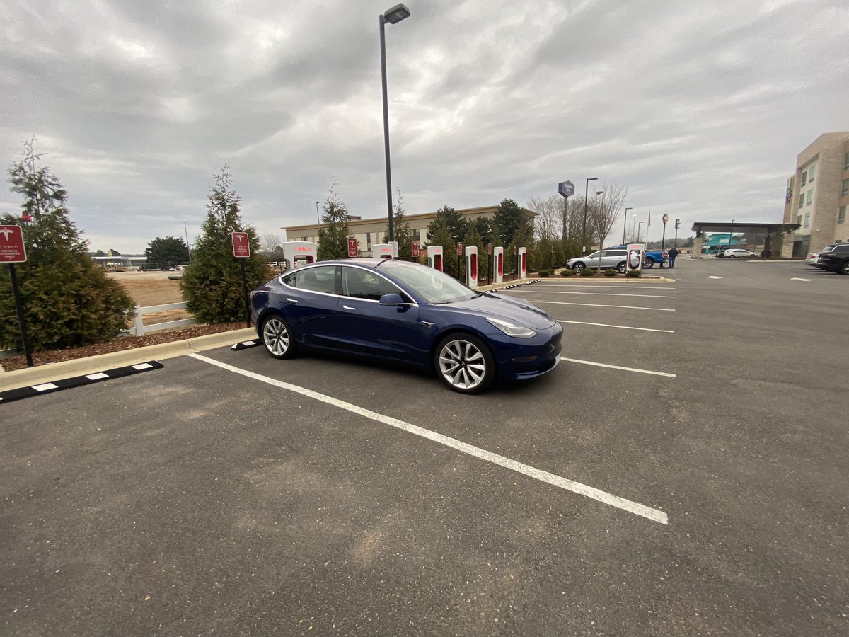 nicm1979's tweet photo. @RateYourCharge  excellent setup in Tuscaloosa AL. 145kW max during my session but did have a semi cold battery pack and it’s 46 degrees outside. 4/4 at this stop. https://t.co/2XggcKTwid