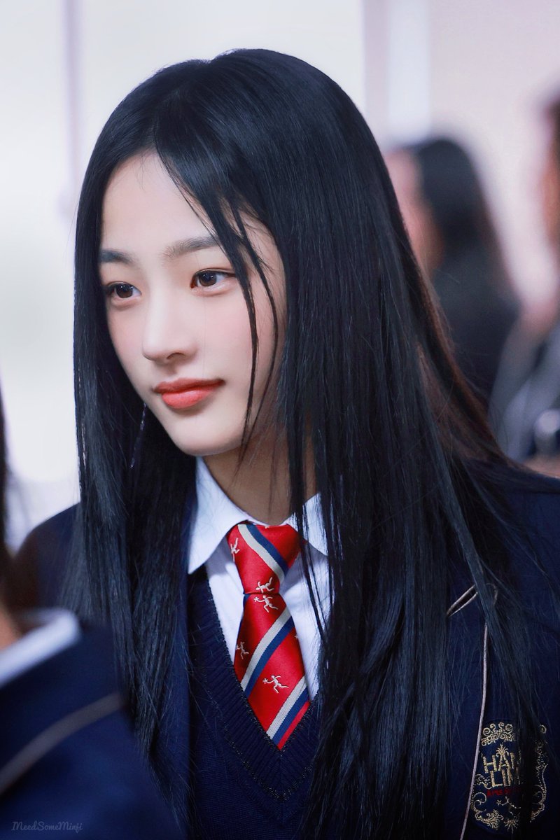 INeedSomeMinji's tweet photo. 230210 한림예고 졸업식🧸🎓

#뉴진스 #민지 
#NewJeans #MINJI https://t.co/x6ROHISRRC
