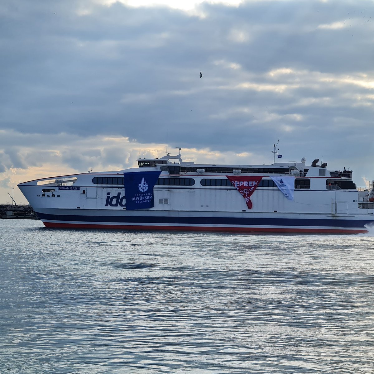 İkinci gemi Orhan Gazi İBB tarafından deprem bölgesine bir yaşam alanı olarak gönderildi. İçinde duş, tuvalet, mutfak, çocuk oyun alanları, tıbbi müdahale alanı gibi alanlar var. İDO ekiplerinin yönetiminde Hatay'a gidiypr. Selametle