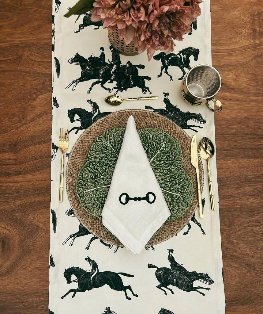 The official black horse table runner! 🖤 
•
•
•

#homewares #tabletop #tabledecor #homedecor #5conejos #placemats  #ceramica #hilos #materialesartesanales #decoracion #decoration #thegreatindoors #clothnapkins #ringnapkins #textiledesigne #textilesfo… instagr.am/p/CohlWTYuLpq/