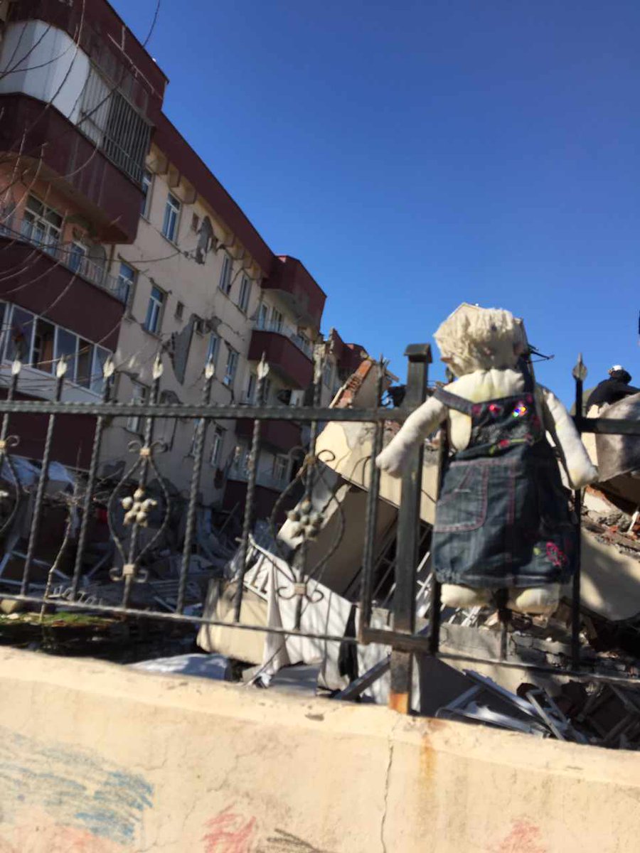 Bir candır bu bir andır bu
Giden gelmez bir handır bu
Dağ taş değil insandır bu
Gelsen de bir gelmesen de

Göreceğim bir boş kafes
Ceset kalmış çıkmış nefes
Nerde o can nerde o ses
Gelsen de bir gelmesen de

( Evimizin son hali.)