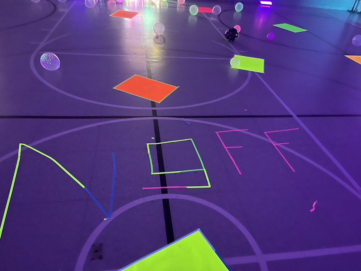MrsNeffBCPS's tweet photo. Our students and families had a blast at our Glow Dance! Middleborough Elementary’s PTA amazes me! @middleboroughes https://t.co/5fERfJpDup