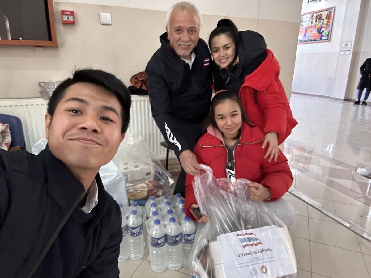 MFAThai's tweet photo. สอท. ณ กรุงอังการา นำถุงยังชีพช่วยเหลือคนไทยในเมือง Gaziantep #ตุรกี 🇹🇷 และกำลังพาคนไทยผู้ประสบภัยบางส่วนไปยังพื้นที่ปลอดภัย มุ่งลำเลียง คชล.ให้ทั่วถึงมากที่สุด (๑๑ ก.พ. ๖๖) 

#การทูตเพื่อประชาชนทุกแห่งหนเราดูแล https://t.co/7AifEcOAb5