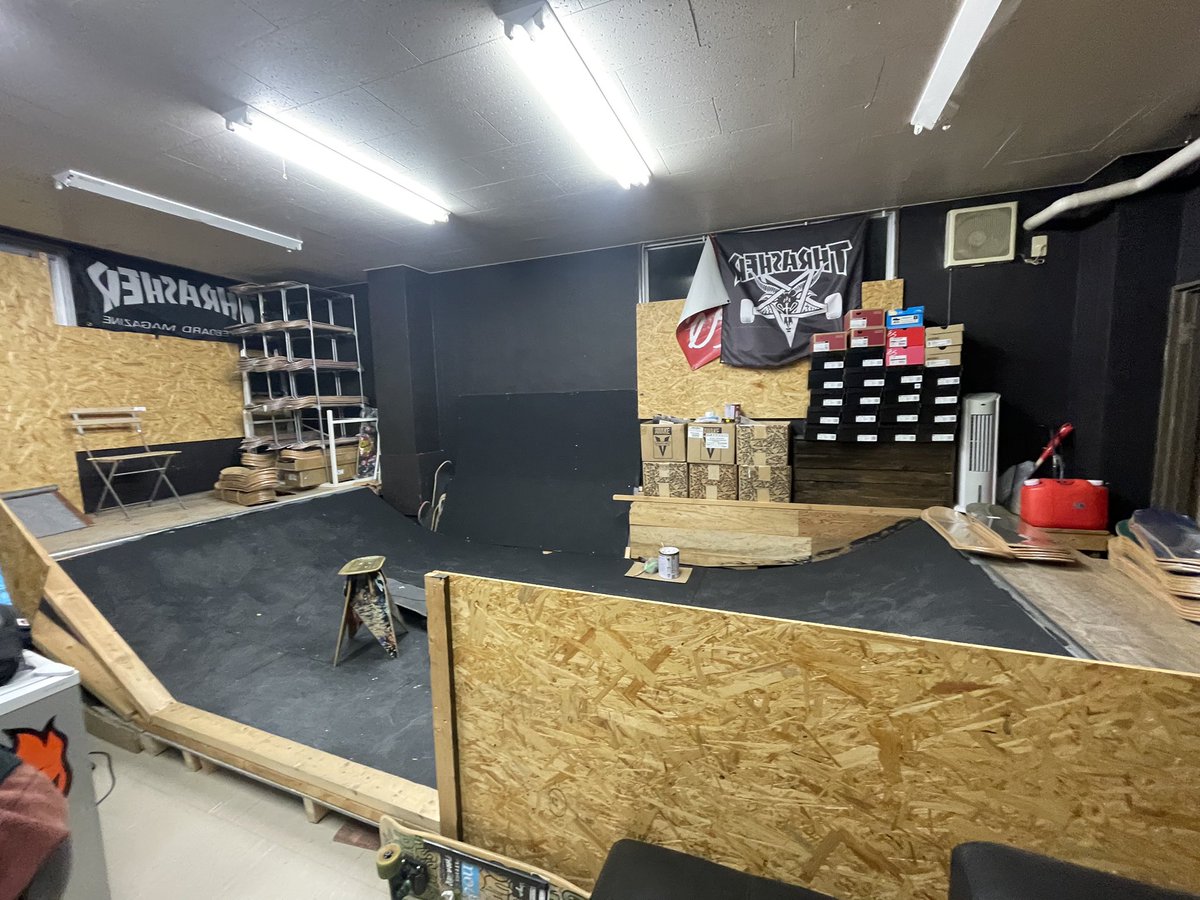 11yamachan's tweet image. 今日はバスに揺られ🚌て熊谷へ😊
スケートショップ発見‼️🛹

child-skate.com
いい感じのお店で店内のランプが凄い✨
#熊谷市 #熊谷 #スケートショップ #スケボー