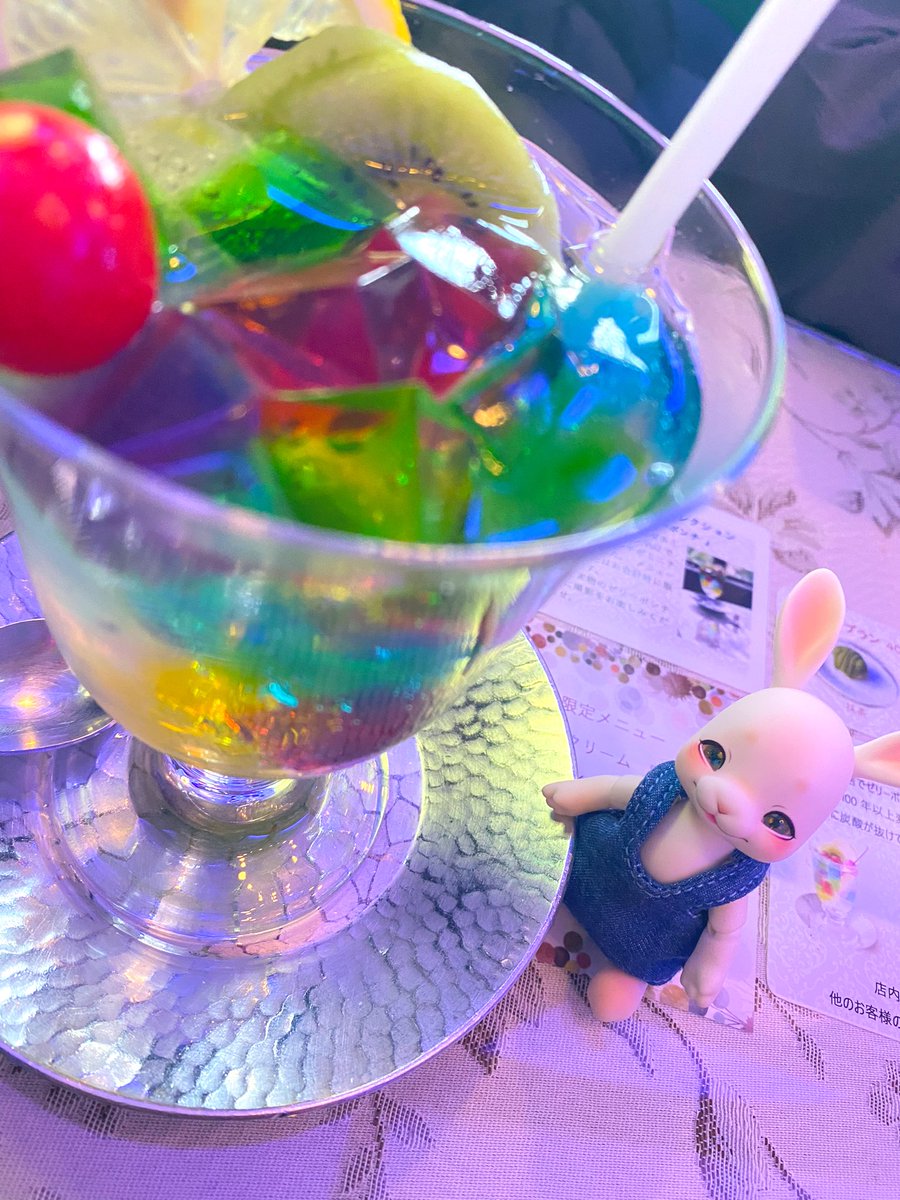 memedollv's tweet photo. ソワレに行ってきたよ〜その2
素敵な空間と可愛い子達に可愛いポンチ(๑>◡<๑)♡
#しろのアイ との相性抜群ですね！綺麗だよ〜✨
次は違う席にも座ってみたいな〜♪
#cocoriang
#DearMain https://t.co/ECkA4AL1z5