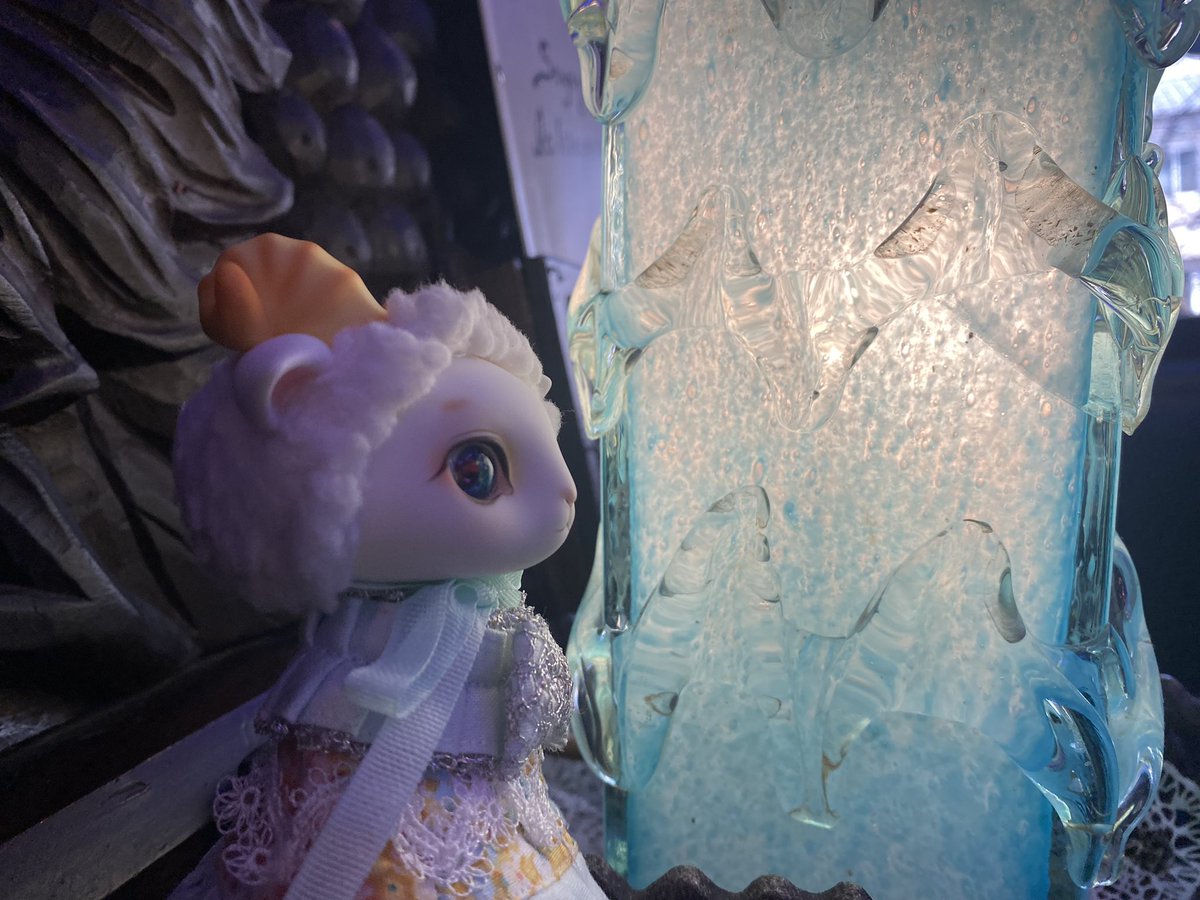 memedollv's tweet photo. ソワレに行ってきたよ〜その2
素敵な空間と可愛い子達に可愛いポンチ(๑>◡<๑)♡
#しろのアイ との相性抜群ですね！綺麗だよ〜✨
次は違う席にも座ってみたいな〜♪
#cocoriang
#DearMain https://t.co/ECkA4AL1z5
