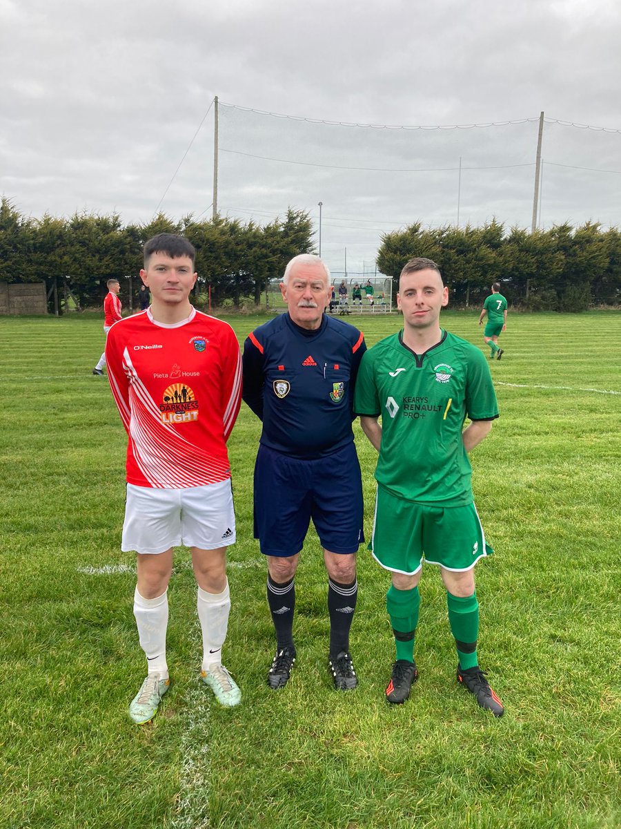 CorkAul's tweet photo. Waterloo captain Cian o keeffe
Referree Billy Noonan 
Greenwood A captain Gareth o Connor https://t.co/KUQlVflxka