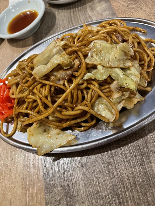 今日食べた居酒屋さんでの美味しかったメニュー!白菜の姿焼は醤油ベースの香ばしさが病みつき、麻婆豆腐は味噌ベースで甘さもありつつ辛さも共存して癖になる、豚平焼は一口サイズで口に広がる美味しさ、焼きそばは見たまんまのソースしっかり太麺焼きそばでした 