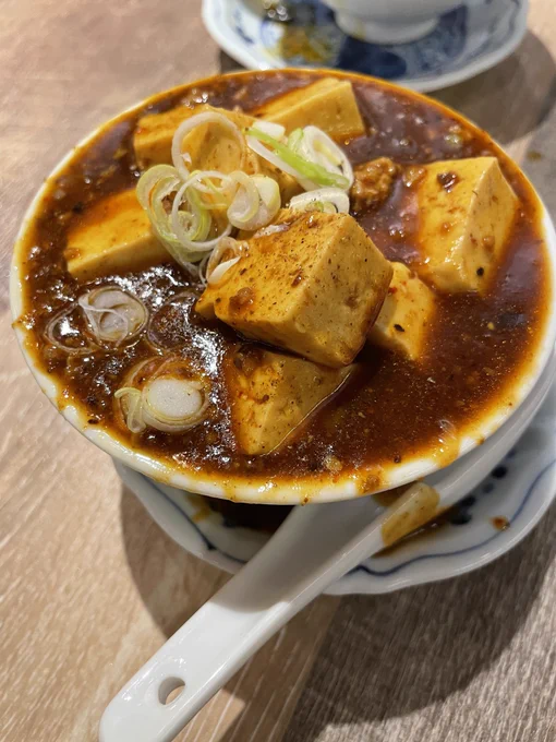 今日食べた居酒屋さんでの美味しかったメニュー!白菜の姿焼は醤油ベースの香ばしさが病みつき、麻婆豆腐は味噌ベースで甘さもありつつ辛さも共存して癖になる、豚平焼は一口サイズで口に広がる美味しさ、焼きそばは見たまんまのソースしっかり太麺焼きそばでした 