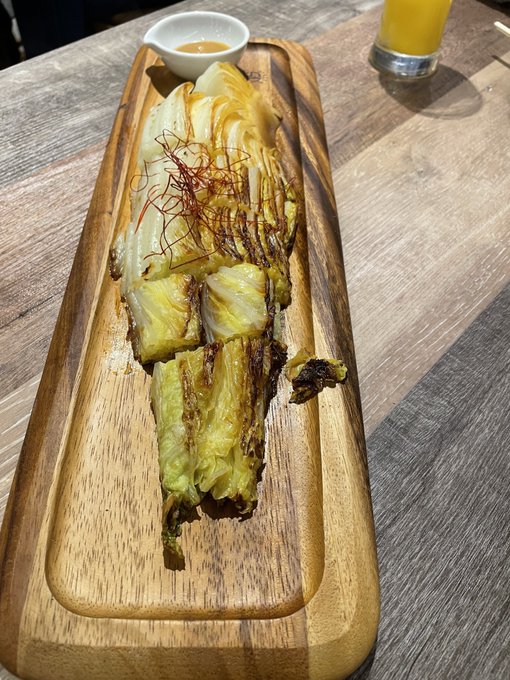 今日食べた居酒屋さんでの美味しかったメニュー!
白菜の姿焼は醤油ベースの香ばしさが病みつき、麻婆豆腐は味噌ベースで甘さもありつつ辛さも共存して癖になる、豚平焼は一口サイズで口に広がる美味しさ、焼きそばは見たまんまのソースしっかり太麺焼きそばでした💡✨✨ 