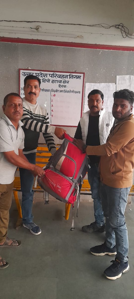 upsrtc_etw's tweet photo. @UPSRTCHQ @arm_bewar
आज दि 11-02-2023 को दिल्ली से आते समय यात्री का छूटा हुआ बैग बस स्टेशन बेवर इटावा क्षेत्र पर समय व्यवस्थापक के द्वारा यात्री को वापस किया गया । #Aapka #Apana
#Sathi #UPSRTC #Etawah https://t.co/suSs1f7hoW