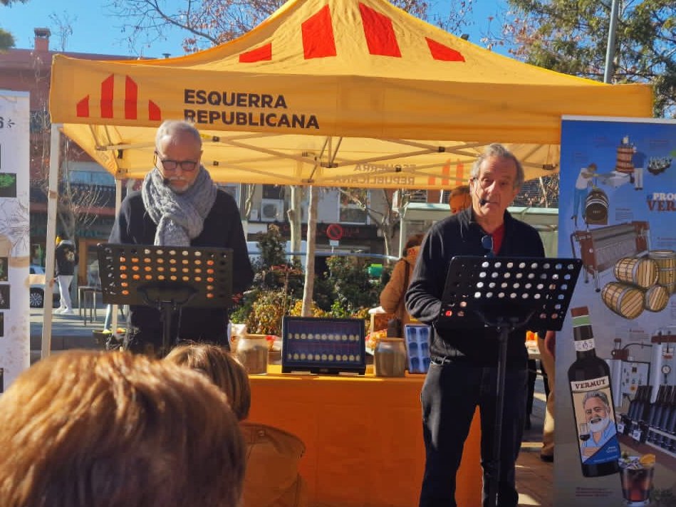 GabrielFerDiaz's tweet photo. Un goig, la nova vermutada republicana; avui, a #CaNOriac:
🍷 Vermut amb Josep Querol
🎭 «Domicili inconegut», amb Som Dos
🗣️ Política i ciutat. Preguntes dels veïns
Escoltar, sentir la confiança de la gent. I, amb un somriure, a guanyar! ✊😀
🟨 #LAlcaldeDeLaGent
🧅 #Sabadell https://t.co/aDjgmnS4gv