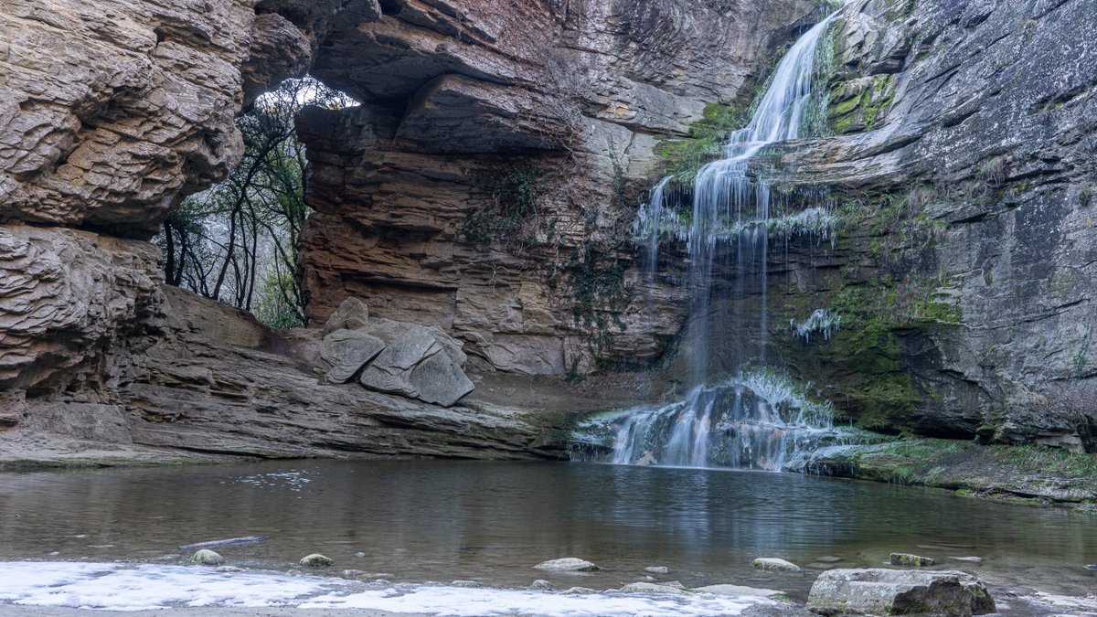 el9nou's tweet photo. El sol entrant pel forat, gebrada i restes de neu a la Foradada, Cantonigròs 📸 @carmemolistvidal #osona #laforadada #cantonigros https://t.co/YDUCgTe3xJ