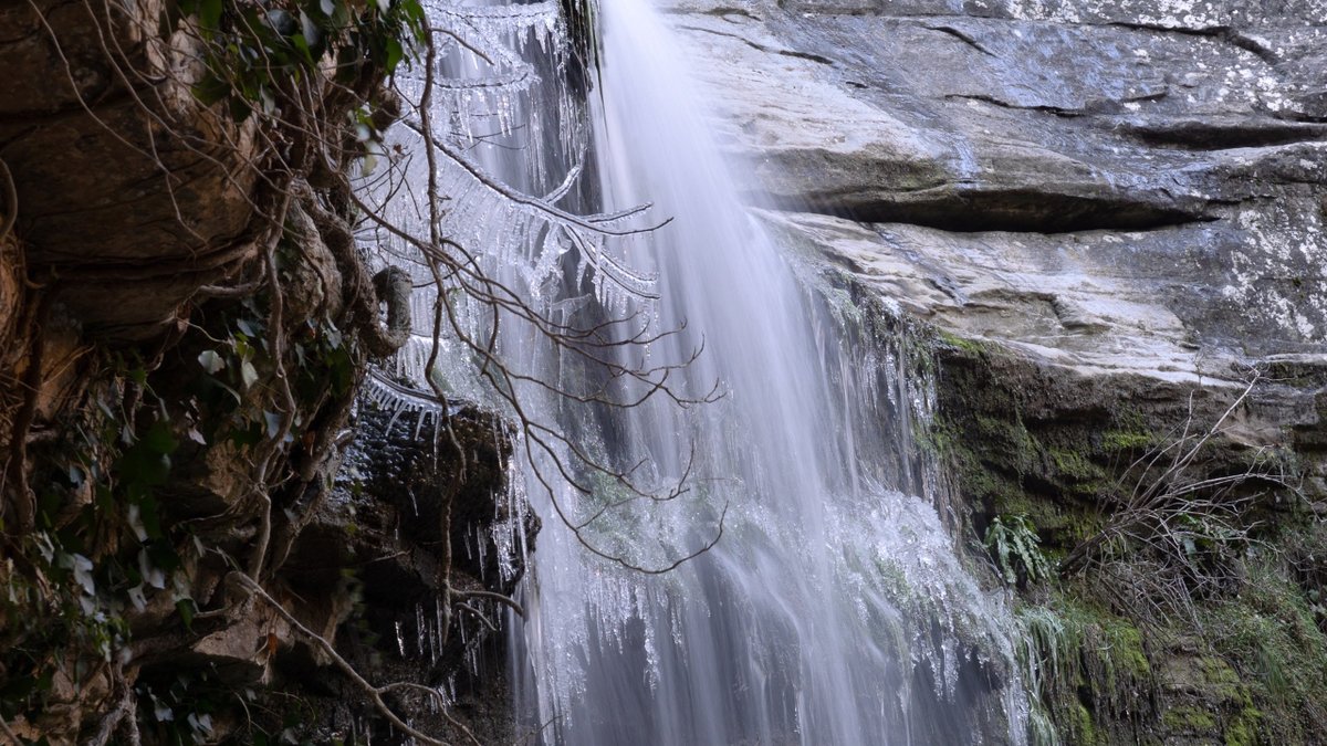 el9nou's tweet photo. El sol entrant pel forat, gebrada i restes de neu a la Foradada, Cantonigròs 📸 @carmemolistvidal #osona #laforadada #cantonigros https://t.co/YDUCgTe3xJ