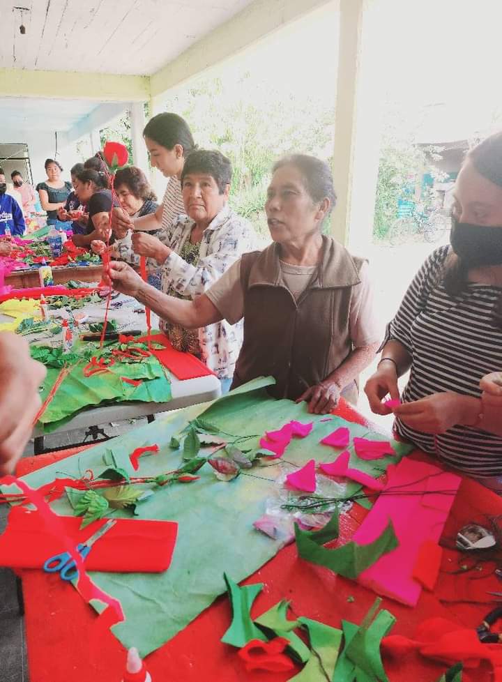 rigobertoloar's tweet photo. AMANDA RUIZ LEGASPI:
Estoy muy feliz en mi pueblo natal, Santiago Suchilquitongo, con la disponibilidad de mi gente para el aprendizaje.
Ignauramos nuestro taller de floristeria para mujeres y hombres de nuestra poblacion arreglo para el 14 de febrero.
Día del Amor y la Amistad. https://t.co/5ShyY1uGyv