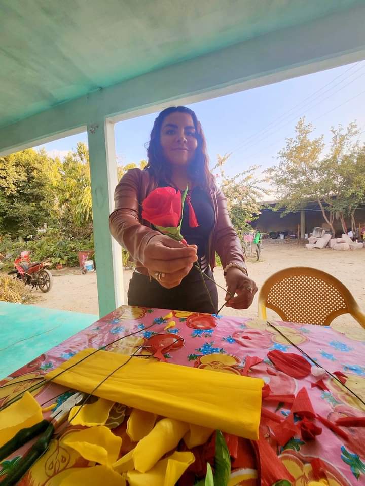 rigobertoloar's tweet photo. AMANDA RUIZ LEGASPI:
Estoy muy feliz en mi pueblo natal, Santiago Suchilquitongo, con la disponibilidad de mi gente para el aprendizaje.
Ignauramos nuestro taller de floristeria para mujeres y hombres de nuestra poblacion arreglo para el 14 de febrero.
Día del Amor y la Amistad. https://t.co/5ShyY1uGyv