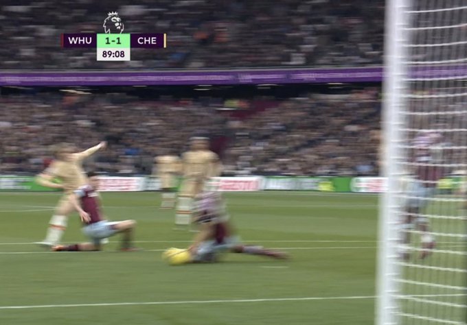sportbible's tweet photo. Should Chelsea have had a penalty for handball? 🤔 https://t.co/9GQ9iITw6l