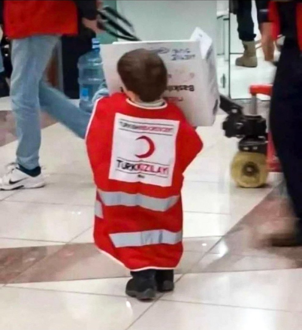 maksat114bursa's tweet photo. Depremzedeler için yardım taşıyan kendisi küçük ama yüreği büyük kardeşimiz❤️ https://t.co/Nr8052MkCl