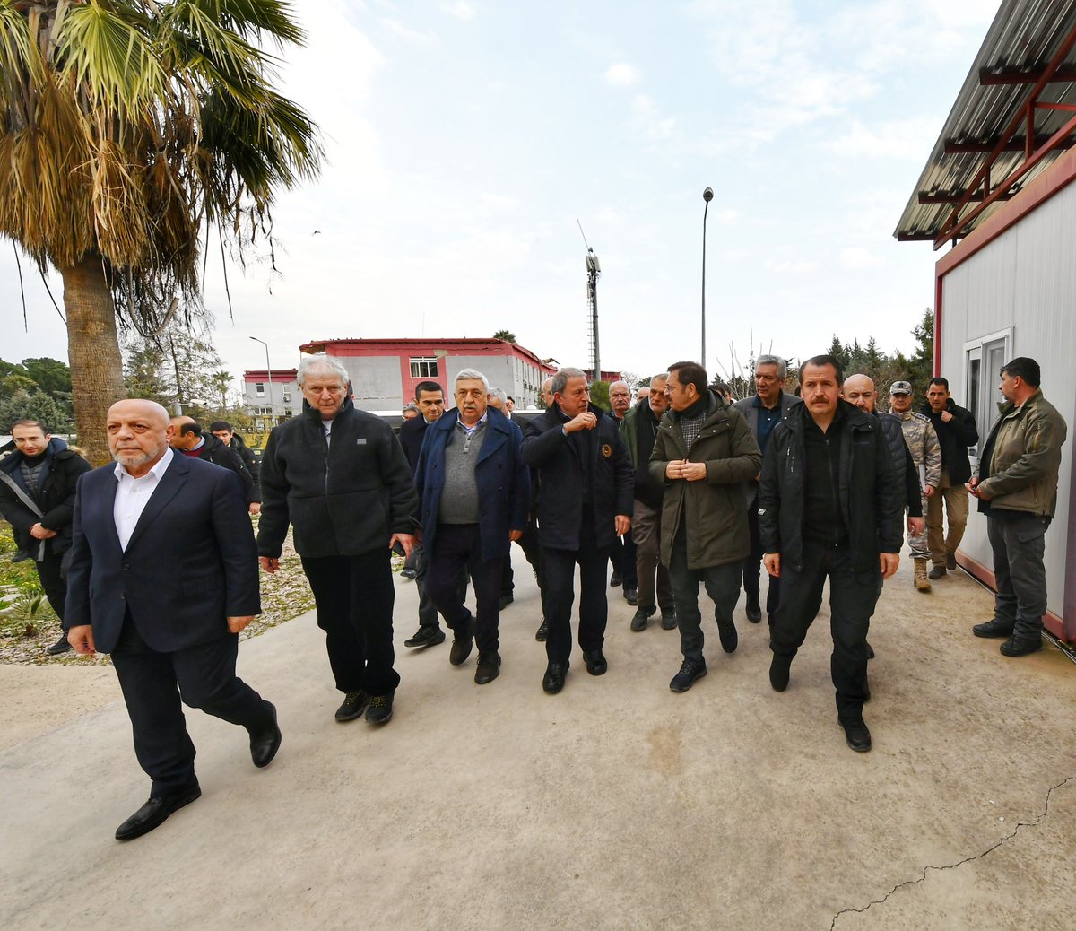 Sivil toplum örgütleri, Oda ve Borsa Başkanlarımız ile Antakya’dayız.

Görünce, yüreğim kâğıt gibi yırtıldı.

Çok üzgünüm.

Dayanışma ve yardımlaşma ruhuna şahit olunca umudum yeşerdi.

Biliyorum ki her şey yıkılsa da umut varsa yarın var.

Umudu büyütelim.

Gün birlik olma günü.