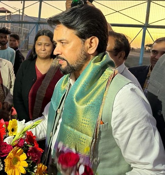 NSSRDBhopal's tweet photo. Hon'ble Minister @YASMinistry &amp; @MIB_India Shri @ianuragthakur Ji welcomed at Bhopal Airport by @askabir_  RD of this office &amp; the Officers of @PIBBhopal  @DDNewsMP1 &amp; @airnews_bhopal.

@Anurag_Office @NisithPramanik @meetarajiv @pankajsinghips @_NSSIndia  @PoojaPVardhan @nssrdB https://t.co/lA71B6OPIg