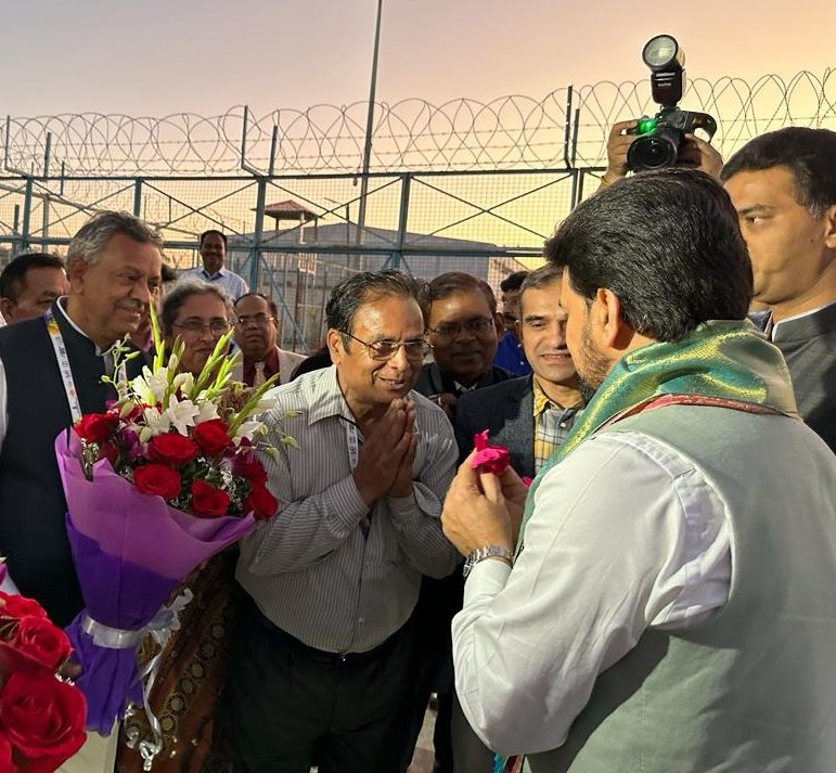 NSSRDBhopal's tweet photo. Hon'ble Minister @YASMinistry &amp; @MIB_India Shri @ianuragthakur Ji welcomed at Bhopal Airport by @askabir_  RD of this office &amp; the Officers of @PIBBhopal  @DDNewsMP1 &amp; @airnews_bhopal.

@Anurag_Office @NisithPramanik @meetarajiv @pankajsinghips @_NSSIndia  @PoojaPVardhan @nssrdB https://t.co/lA71B6OPIg