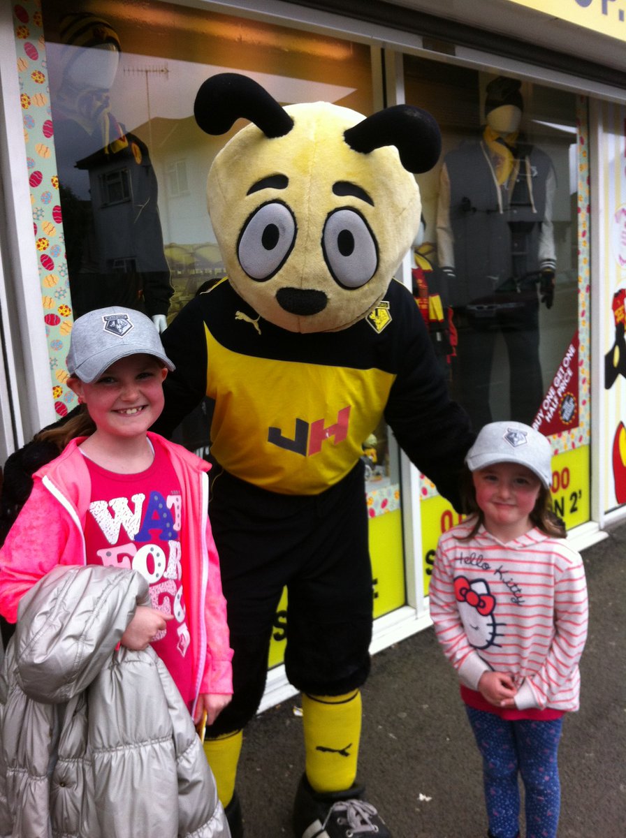 robread2's tweet photo. 9 years apart 🐝🐝🐝 https://t.co/vNZe5LFyBx