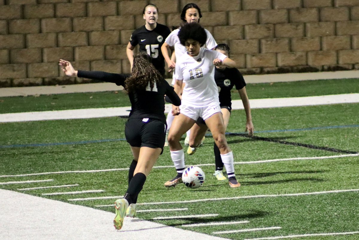 WaverleighHash's tweet photo. 💛 Happy to be back on the ⚽️field! https://t.co/1hQzmpDWUr