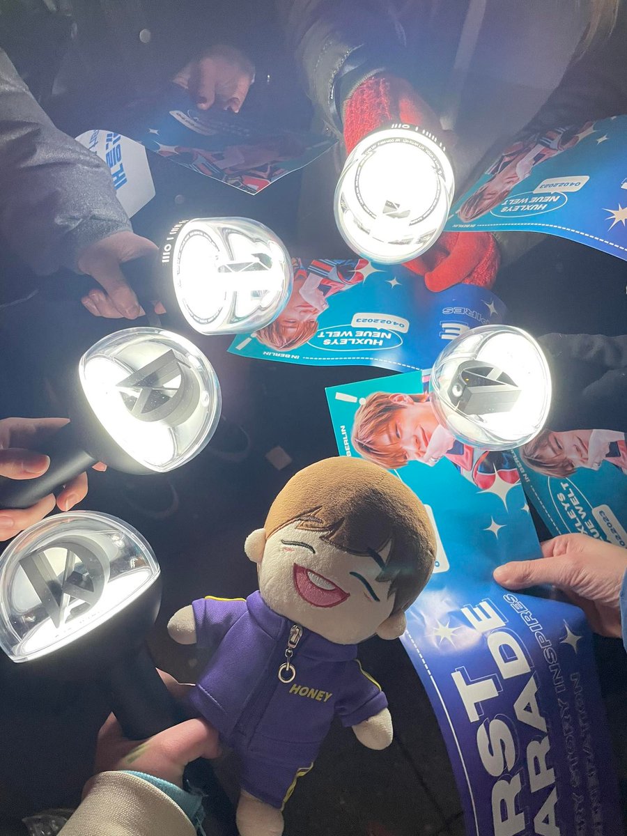maryposa48's tweet photo. one week ago I met the best girls ever plus I saw one of the most important people in my life and I couldn't be happier, I love you guys so much <3, I hope we will meet again soon! @foreverain13 @purple_1906 @artambel @cinnamarkie @tangerinehao @thisisdomi_k #FirstParadeinberlin https://t.co/GVeyluWp36