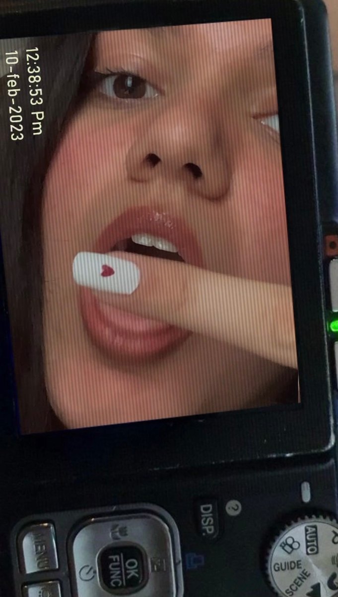 thegeekyy's tweet photo. sid Kiara pics in the middle of valentines week might destroy my soul so here’s a distraction 💅🏻 https://t.co/WdV5KqAteQ
