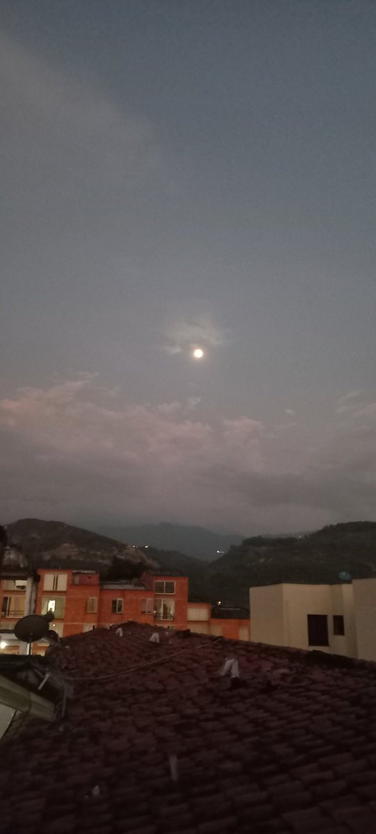 nehko42's tweet photo. #Cali amanece así últimamente. Ya no sé ni qué pensar del mes más caliente del año. #FierceFebruary https://t.co/paUqXoKk2u