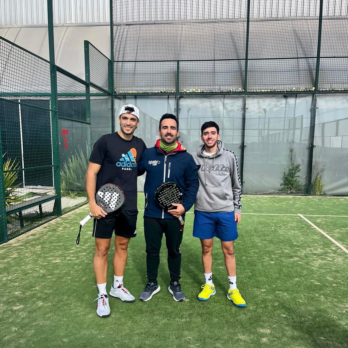 padelitalica's tweet photo. ¡El n1 en casa! 🎾1️⃣ Hoy tuvimos la suerte de recibir a @alegalan96 para entrenar junto a nuestro técnico @PabloDiazRomero y el jugador @Mario_DCastillo de la escuela de competición @si_padel. Te deseamos lo mejor para esta temporada, Ale ¡Muchas gracias por la visita! 🎾🤩 https://t.co/WqfJGXsZkX