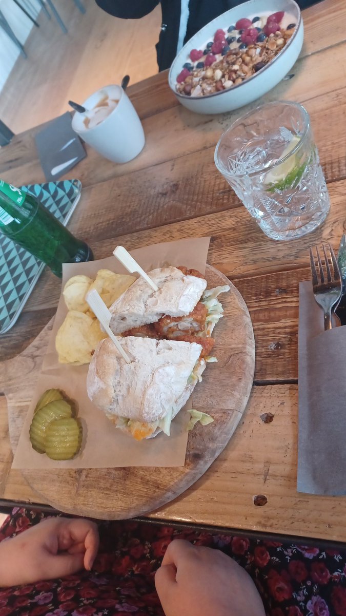 Ich muss gestehn, das ich fast 200€ nur für essen ausgegeben habe. 😅 Aber es ist auch so lecker hier. 😏😌💖 meine reise ist nun vorbei ich sitze im bus nach hause und erwarte nun das sich meine Schweinchen bei mir melden um sachen zu erstatten. Auch kleine summen sind ok.
