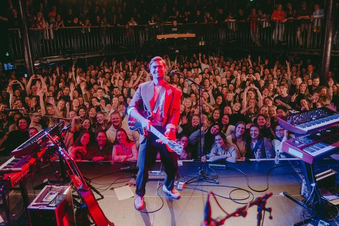 Sold out show in Amsterdam! Absolute madness. Sold out in Cologne tonight too, so grateful for all the support x 📸 @HarveyWilson1