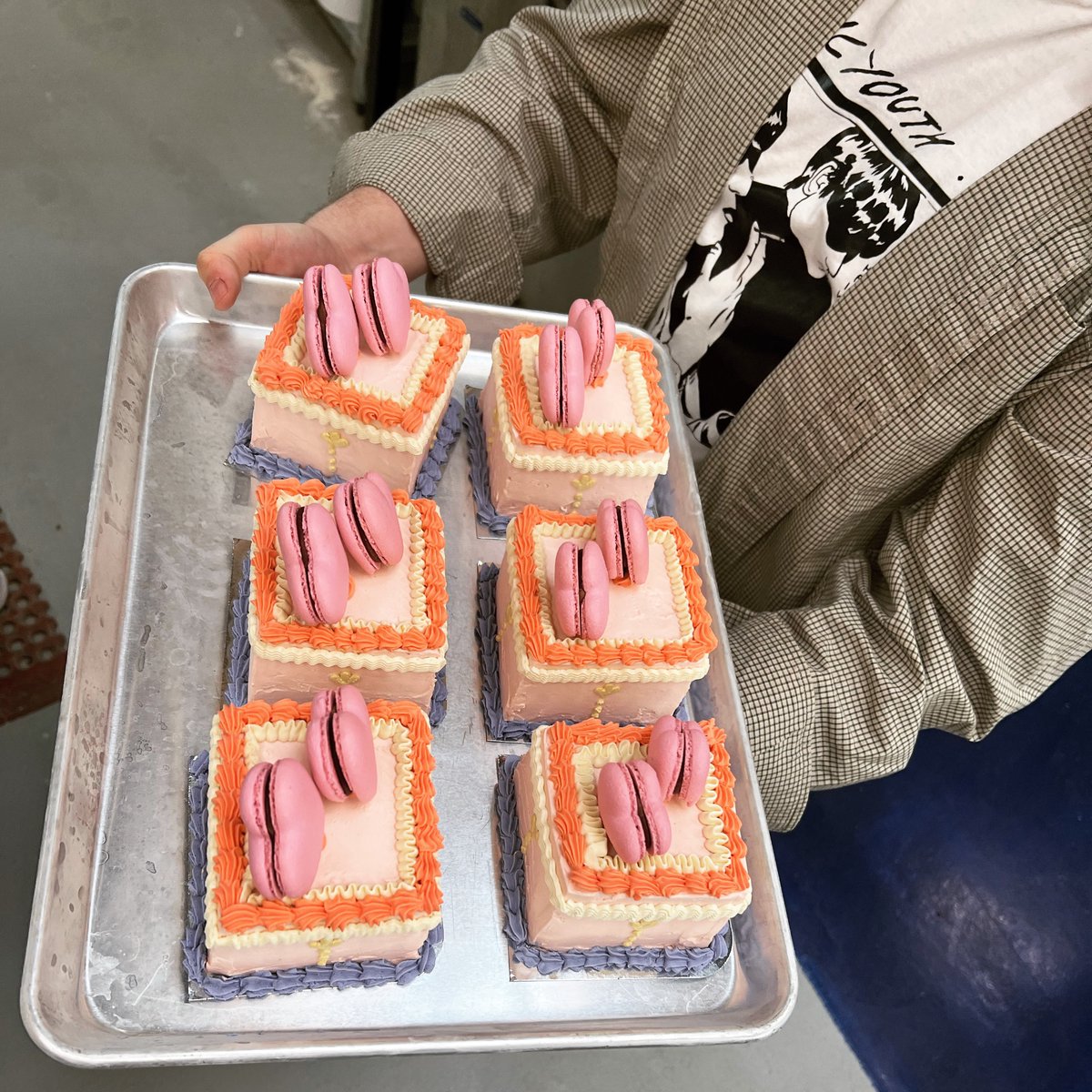 Our Valentines cakes are available as of today till they are gone.

3 layers of chocolate cake, chocolate mousse, chocolate ganache, raspberry gelée, vanilla buttercream, macarons.

Jenna kicked it out of the park with these 😍