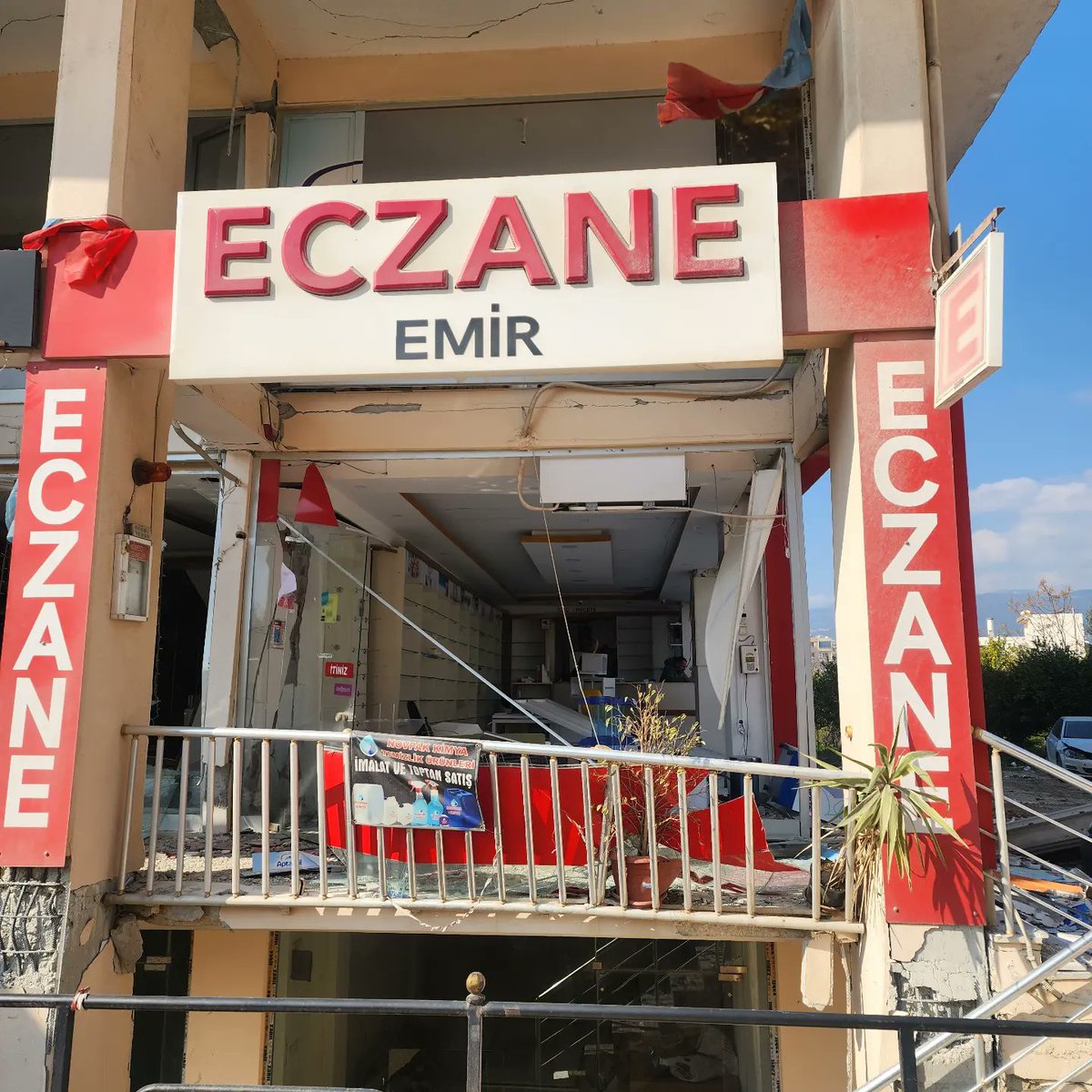 ❗️TANIYANLAR BİLDİRSİN

Samandağ'da yıkılan bu eczanenin enkazın arasından, gönüllü sağlık ekiplerinin talebiyle yaklaşık 10 BİN TL tutarında ilaç izinsiz alarak yararılılar için teslim ettim.
İlaç bedellerini ben ödeyeceğim.
Eczane sahibini tanıyanlar bana ulaşsın
0505 000 00 60