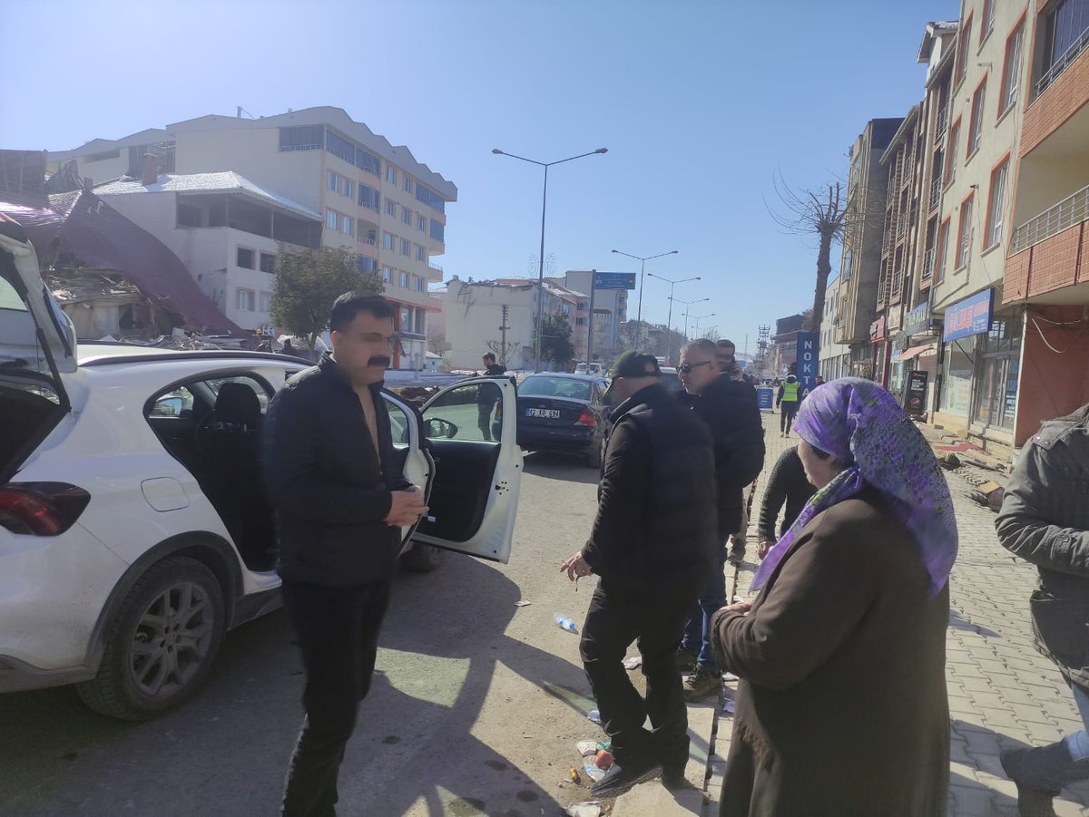 HalilTatar73's tweet photo. Arkadaşlarımla ile birlikte dayanışma için Adıyaman ve Kahramanmaraş'ta depremzede kardeşlerimizin yanındayız.

Gönderilen yardım araçlarımızın dağıtımını yaptıktan sonra kardeşlerimizin talep ve ihtiyaçlarını ilgili yetkililere bildiriyoruz.
#DevletBurada
#VakitBirlikOlmaVakti https://t.co/2qqYlq1VC6