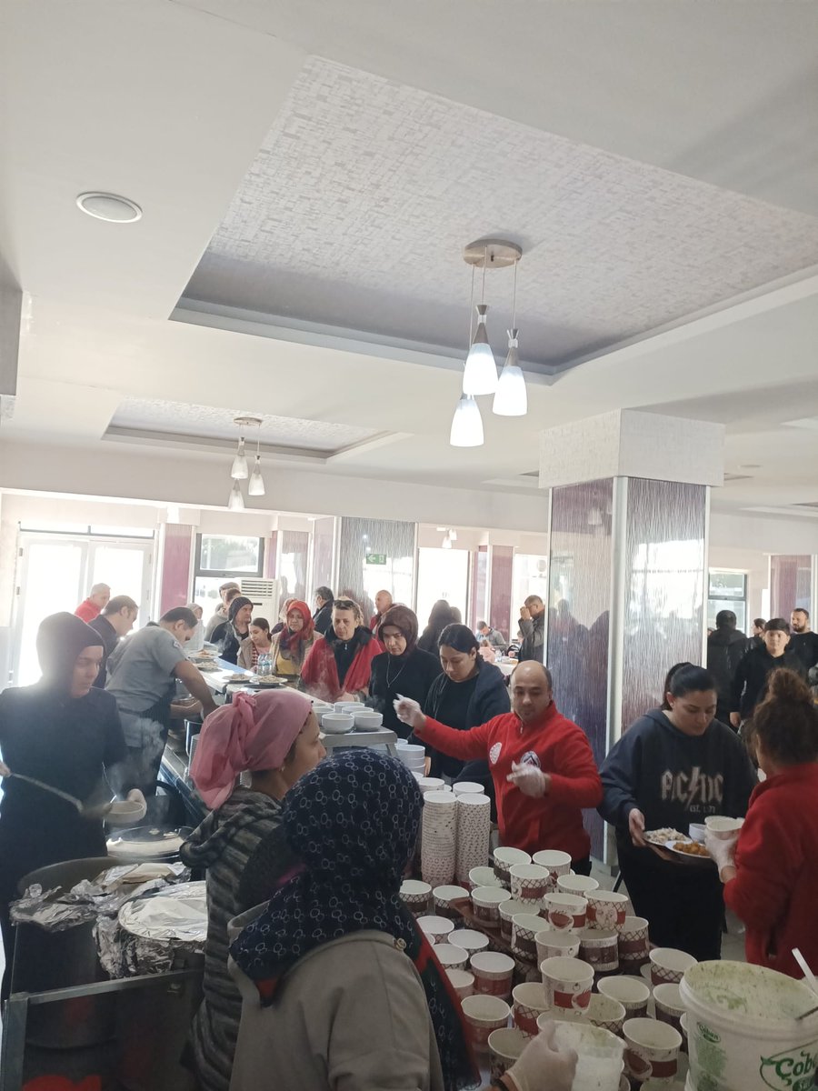 SuphiOner's tweet photo. Kurumumuzda konaklamaya devam eden depremzede vatandaşlarımıza öğle ve akşam  yemeği hizmetimiz devam etmektedir.@ahpehlivan53 @AdemKoca46 @BaykalBasdemir @ilhnyildirim @byergin01 @MersinMEM @MersinMEMArGe 
#gecmisolsunturkiye #depremzede https://t.co/rDfyduFkx4