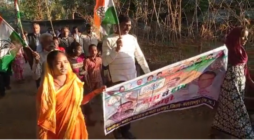 SUNILSI56560983's tweet photo. हाथ से हाथ जोड़ो यात्रा
राजपुर जनपद में......।
#17thDay
#RahulGandhi
#IndianNationalCongress
#ब्लॉक_कांग्रेस_कमेटी_राजपुर
#हाथ_से_हाथ_जोड़ो_अभियान
#छत्तीसगढ
#कांग्रेस
#कांग्रेस_पार्टी https://t.co/h70VVi2xHu