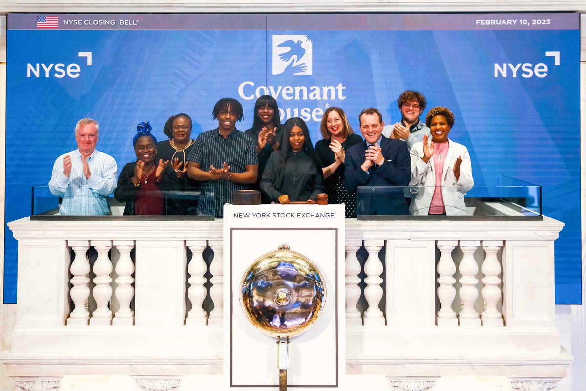 CovenantHouseNY's tweet photo. Our young people were invited to join @NYSE for the closing bell ceremony yesterday, with each ring of the bell highlighting the resilience of youth experiencing homelessness in NYC. #NYSE #ClosingBell #CovenantHouseNY https://t.co/wyyU2lleqr