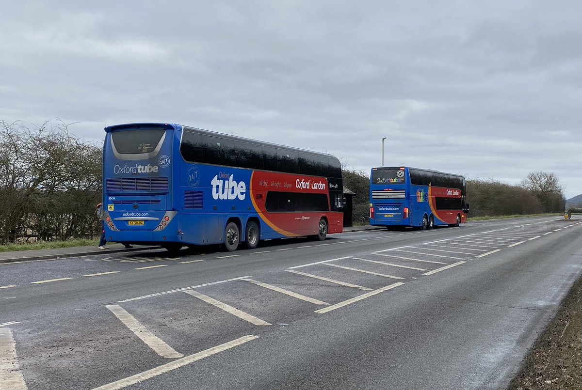 loypass_SCCar's tweet image. 🚍 Two generations of @Oxford_Tube at Lewknor earlier. As an enthusiast - I’d board the Panorama. As a gadget-laden regular - don’t make me choose! #coachtravel #Plaxton #VanHool